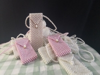 12月14日，手工加工回收項(xiàng)目，居家靈活就業(yè)創(chuàng)業(yè)，手工之家的企業(yè)、手工都有實(shí)力，圖為勵(lì)志珠珠繡串珠手工產(chǎn)品剪影