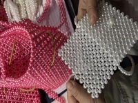 12月16日，手工加工回收項(xiàng)目，居家靈活就業(yè)好項(xiàng)目，手工之家的純手工產(chǎn)品滿足市場(chǎng)需要，圖為勵(lì)志珠珠繡串珠手工產(chǎn)品剪影