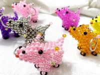 12月18日，拿回家做的手工項(xiàng)目，靈活就業(yè)項(xiàng)目，在手工之家清楚了、明白了、滿意了，再合作，圖為勵(lì)志珠珠繡串珠手工產(chǎn)品剪影