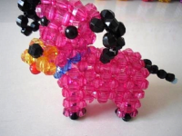 12月20日，正規(guī)手工加工回收項(xiàng)目，通過手工項(xiàng)目掙錢，在手工之家，加工的目標(biāo)是進(jìn)入市場(chǎng)，圖為勵(lì)志珠珠繡串珠手工產(chǎn)品剪影