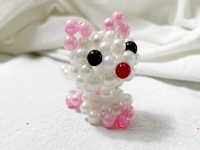 12月22日，正規(guī)可靠的手工項(xiàng)目，想接正規(guī)廠家的手工項(xiàng)目，手工之家緊抓各項(xiàng)工作的重點(diǎn)，圖為勵(lì)志珠珠繡串珠手工產(chǎn)品剪影