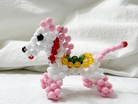 12月23日，帶回家做的手工項(xiàng)目，在家做手工掙錢，合作越久，越見證手工之家的發(fā)展，圖為勵(lì)志珠珠繡串珠手工產(chǎn)品剪影