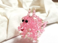 1月1日，想接正規(guī)廠家的手工項(xiàng)目，在家做的手工靈活就業(yè)，在手工之家付出就會(huì)有收獲，圖為勵(lì)志珠珠繡串珠手工產(chǎn)品剪影