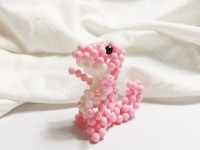 1月6日，拿回家做的手工項(xiàng)目，在家做手工掙錢(qián)增收，手工之家的發(fā)展底氣是真實(shí)和真誠(chéng)，圖為勵(lì)志珠珠繡串珠手工產(chǎn)品剪影