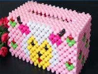 1月11日，靈活就業(yè)好項(xiàng)目，拿回家做的手工項(xiàng)目，十多年來(lái)，手工之家堅(jiān)持做好這份手工事業(yè)，圖為勵(lì)志珠珠繡串珠手工產(chǎn)品剪影