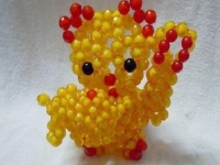 1月25日，拿回家做的手工項(xiàng)目，靈活就業(yè)居家掙錢(qián)，為什么選擇手工之家放心可靠？圖為勵(lì)志珠珠繡串珠手工產(chǎn)品剪影