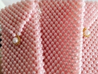 2月6日，帶回家做的手工項(xiàng)目，在家兼職手工，手工之家的合作方式好，加工銷售能一起做，圖為勵(lì)志珠珠繡串珠手工產(chǎn)品剪影