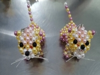 2月9日，想接正規(guī)廠家的手工項(xiàng)目，可靠的串珠手工，手工之家的純手工是家庭手工項(xiàng)目，圖為勵(lì)志珠珠繡串珠手工產(chǎn)品剪影