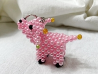 2月8日，正規(guī)手工企業(yè)，適合的串珠手工項(xiàng)目，手工之家的人性化服務(wù)很貼心，圖為勵(lì)志珠珠繡串珠手工產(chǎn)品剪影