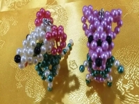 2月21日，純手工項(xiàng)目在家專兼職都能干，可以寄到家做的手工項(xiàng)目，手工之家的良好合作讓大家收入更好，圖為勵(lì)志珠珠繡串珠手工產(chǎn)品剪影