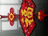 2月26日，靠譜的手工加工項(xiàng)目，在家做串珠手工掙錢，在手工之家，就知道了居家靈活就業(yè)的幸福，圖為勵(lì)志珠珠繡串珠手工產(chǎn)品剪影