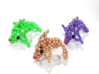 3月14日，帶回家做的手工副業(yè)，居家靈活就業(yè)的好副業(yè)，手工之家純手工事業(yè)發(fā)展有前景，圖為勵志珠珠繡串珠手工產(chǎn)品剪影