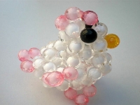 3月16日，手工好副業(yè)，想接正規(guī)廠家的手工，在手工之家要掙錢，加工看效率、銷售看客流，圖為勵志珠珠繡串珠手工產(chǎn)品剪影