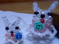 3月25日，想接正規(guī)廠家的手工副業(yè)，手工靈活就業(yè)創(chuàng)業(yè)，在手工之家,掙錢因為大家都敬業(yè)認真，圖為勵志珠珠繡串珠手工產(chǎn)品剪影