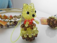 3月26日，帶回家做的手工項目，在家做手工靈活就業(yè)創(chuàng)業(yè)，做手工之家的手工項目加工、銷售有技巧，圖為勵志珠珠繡串珠手工產(chǎn)品剪影