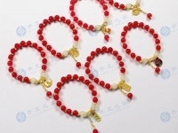 4月25日，在家做兼職的正規(guī)平臺(tái)，與家人一起做的靈活就業(yè)掙錢(qián)的副業(yè)，在手工之家產(chǎn)品為什么選擇多，圖為勵(lì)志珠珠繡串珠手工產(chǎn)品剪影