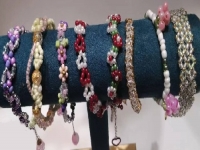 5月30日，手工活外發(fā)加工網，靈活就業(yè)好項目，傳承傳統(tǒng)手工，手工之家的外發(fā)手工項目如何，圖為勵志珠珠繡串珠手工產品剪影