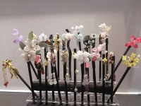 6月21日，手工活拿回家做在哪里找，靈活就業(yè)創(chuàng)業(yè)，開飾品加工廠，選擇手工之家，這個手工項目自由靈活，圖為勵志珠珠繡串珠手工產(chǎn)品剪影