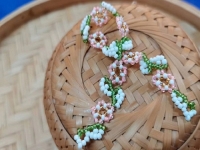 9月11日，手工活外發(fā)加工可靠嗎？靈活就業(yè)好手工，開飾品加工廠，手工之家的產品優(yōu)勢，圖為飾品類串珠純手工產品剪影