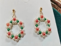 9月21日，可在家做的兼職手工活，想接正規(guī)廠家手工項(xiàng)目,開飾品加工廠，在手工之家，貼心服務(wù)讓人滿意，圖為飾品類串珠純手工產(chǎn)品剪影