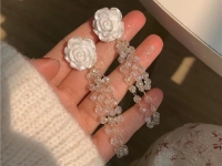 8月3日，手工活兼職可帶回家，手工靈活就業(yè)的好副業(yè)，開飾品加工廠，在手工之家，用手工收入詮釋對家庭和手工的愛與責任，圖為串珠米珠繡手工產品剪影