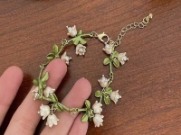 8月10日，手工活外發(fā)加工正規(guī)廠家直接發(fā)貨，手工靈活就業(yè)好選擇，開飾品加工廠，在手工之家,什么人收入更好？圖為飾品類串珠手工產品剪影