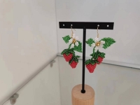 12月11日，在家兼職手工活，帶回家做的手工項目，開飾品加工廠，與手工之家合作，串珠純手工帶來好收入，圖為串珠米珠繡手工產品剪影