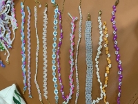 12月22日，家里干的手工活兼職，純手工加工項目，開飾品加工廠，與手工之家合作，不外出打工，居家就業(yè)創(chuàng)業(yè)也有好收入，圖為飾品類串珠純手工產品剪影