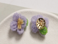 12月27日，外發(fā)手工活正規(guī)平臺，適合的串珠手工項目，開飾品加工廠，手工之家的創(chuàng)新成果大家共享，圖為飾品類串珠純手工產品剪影