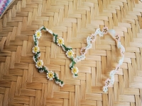 3月25日，靠譜手工兼職平臺，在家兼職正規(guī)的日結手工有沒有，開飾品加工廠，手工之家與合作人員合作共贏、相互成就，圖為串珠米珠繡手工產品剪影