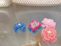 3月29日，兼職手工活可以帶回家做的，居家靈活就業(yè)好副業(yè)，開飾品加工廠，手工之家堅持用更多的純手工產品服務市場，圖為串珠米珠繡手工產品剪影