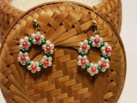 3月31日，附近有沒有兼職手工活，在家做的手工副業(yè)，開飾品加工廠，在手工之家，純手工項目很好做，圖為飾品類串珠手工產品剪影