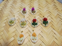 4月1日，外發(fā)加工接單平臺，靈活就業(yè)好手工項目，開飾品加工廠，在手工之家，怎么合作，大家說了算，圖為串珠米珠繡手工產品剪影