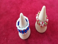 4月30日，手工活從哪里找廠家，可靠的串珠手工項(xiàng)目，靈活就業(yè)好手工，在手工之家，產(chǎn)品始終是發(fā)展的重點(diǎn)之一，圖為飾品類串珠純手工產(chǎn)品剪影