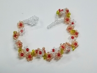 12月16日，外發(fā)加工接單平臺，正規(guī)廠家的手工創(chuàng)業(yè)項目，微創(chuàng)業(yè)做手工傳承官，與手工之家良好合作，讓大家的收入很好，圖為飾品類串珠純手工產(chǎn)品剪影