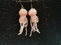 12月20日，外發(fā)手工領(lǐng)回家做，帶回家做的手工創(chuàng)業(yè)項目，小成本創(chuàng)業(yè)做手工傳承官，在手工之家，認真做好好干收入更好，圖為串珠米珠繡純手工產(chǎn)品剪影