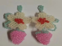 12月29日，手工活接單平臺，想接正規(guī)廠家的手工，低成本創(chuàng)業(yè)做手工傳承官，在手工之家，定位準，會做得更好，圖為串珠米珠繡純手工產(chǎn)品剪影