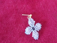 12月28日，外發(fā)手工活正規(guī)平臺，在家做手工掙錢，小成本創(chuàng)業(yè)做手工傳承官，手工之家的純手工穩(wěn)定可靠、有市場，圖為串珠米珠繡純手工產(chǎn)品剪影