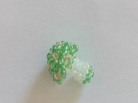 12月30日，手工活外發(fā)加工正規(guī)廠家直接發(fā)貨，微創(chuàng)業(yè)做手工傳承官，在家做的手工創(chuàng)業(yè)項目，手工之家的純手工事業(yè)有根基，圖為串珠米珠繡純手工產(chǎn)品剪影