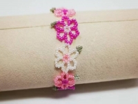 12月31日，在家里就能賺錢的工作，靈活就業(yè)副業(yè)創(chuàng)業(yè)，手工活加工外發(fā)回收，微創(chuàng)業(yè)開手工加工廠，靈活掙錢增收，與手工之家合作穩(wěn)定可靠，圖為串珠米珠繡純手工產(chǎn)品剪影