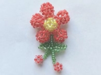 1月1日，家里干的手工活兼職，帶回家做的手工就業(yè)創(chuàng)業(yè)項(xiàng)目，微創(chuàng)業(yè)做手工傳承官，手工之家的純手工有市場(chǎng)、好加工，圖為串珠米珠繡純手工產(chǎn)品剪影