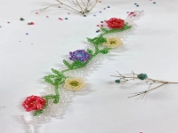 2月11日，手工兼職在家做是真的，靈活就業(yè)、小成本創(chuàng)業(yè)做手工傳承官、開(kāi)手工加工廠，在手工之家，合作好因?yàn)榱私夂托湃?，圖為串珠米珠繡純手工產(chǎn)品剪影