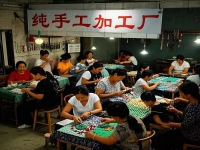 不往城里跑，在村里小成本創(chuàng)業(yè)，陪著家人開(kāi)手工加工廠(chǎng)是個(gè)好機(jī)會(huì)