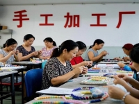 把手工領(lǐng)回家做，純手工加工廠允不允許，就看簽訂的正規(guī)合同怎么說？