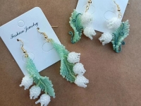 6月28日，拿回家做的手工，在家掙錢的副業(yè)創(chuàng)業(yè)，小本創(chuàng)業(yè)做手工工作室，手工之家的純手工產(chǎn)品選擇多，圖為串珠米珠繡純手工產(chǎn)品剪影