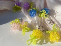 9月27日，在家就能掙錢的工作，兼職創(chuàng)業(yè)做手工工作室，手工外發(fā)加工正規(guī)的廠家，手工之家真心、真誠地與大家合作，圖為串珠米珠繡純手工產(chǎn)品剪影