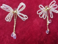 7月19日，家里干的手工兼職，在家做的手工，小成本創(chuàng)業(yè)做手工工作室，手工之家努力做好純手工事業(yè)、可信可靠，圖為串珠米珠繡純手工產(chǎn)品剪影