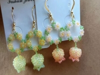 8月9日，純手工領回家做，在家做手工，副業(yè)創(chuàng)業(yè)做手工工作室，拿回家做的手工創(chuàng)業(yè)小項目，手工之家真實真誠對待每一個合作人員，圖為串珠米珠繡純手工產(chǎn)品剪影