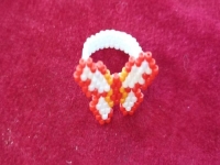 10月02日，外發(fā)加工接單平臺，正規(guī)手工輕資產(chǎn)創(chuàng)業(yè)，拿回家做手工掙錢，開手工工作室，在手工之家，合作共贏是不變的追求，圖為串珠米珠繡純手工產(chǎn)品剪影