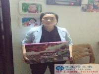 河南平頂山寶媽張女士業(yè)余時(shí)間做手工活串珠繡，賺錢不誤帶孩子！